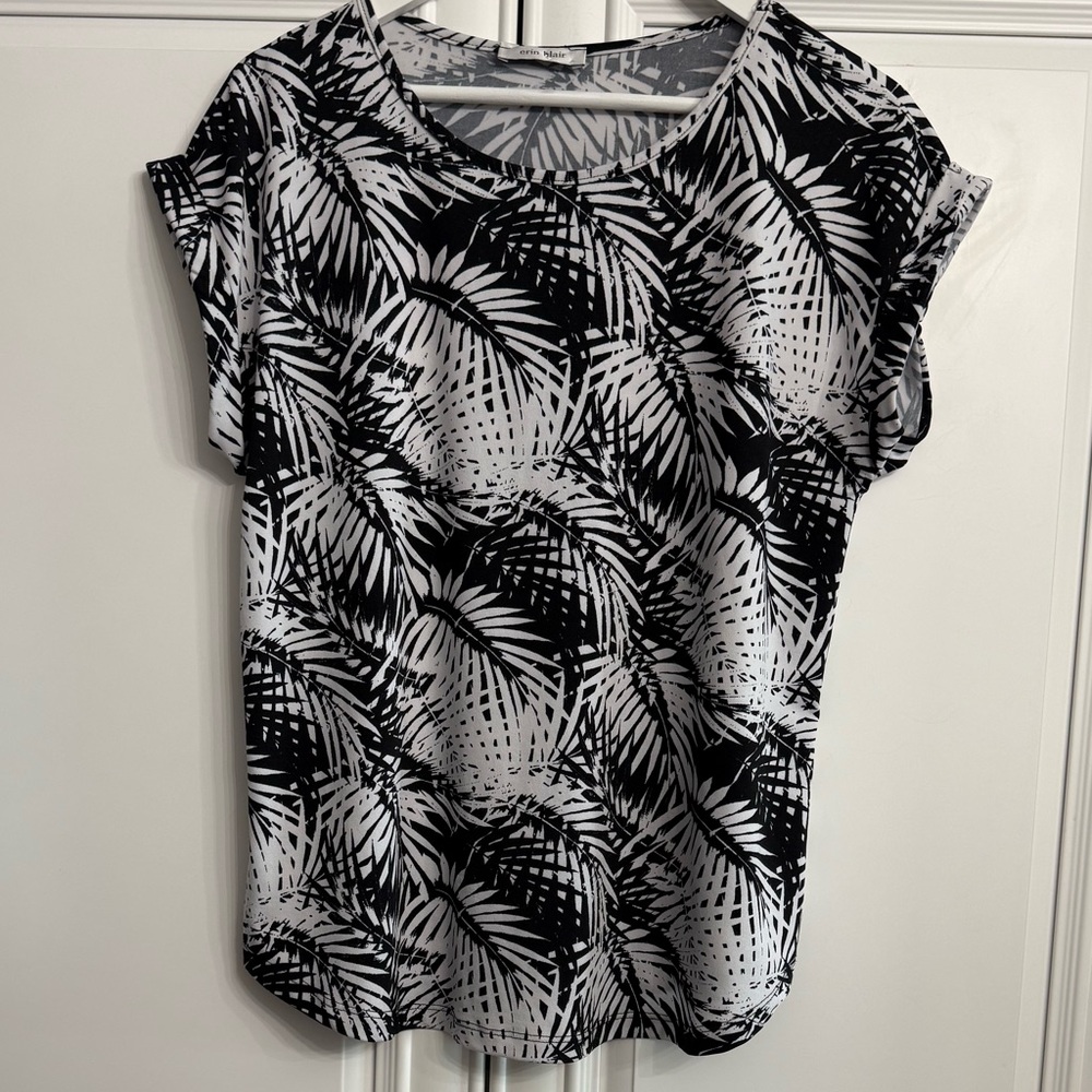 Erin Blair Women's Size Large Black & White Print Cap Sleeve Tee Scoop Neck